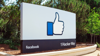 Facebook v Česku loví vývojáře. Má zasedačku Járy Cimrmana a musí stihnout víza