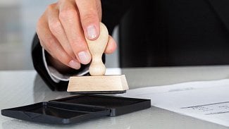Ve státních IT zakázkách neprůhledně tečou stovky milionů. A karavana jede dál