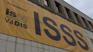 Ministerstvo informatiky a řízení IT jako rodinné firmy. V Hradci se volalo po revoluci