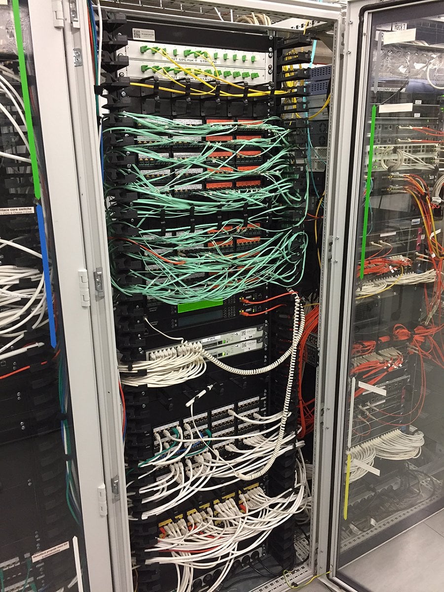 Počítače s Linuxem a serverovna v Národní technické knihovně