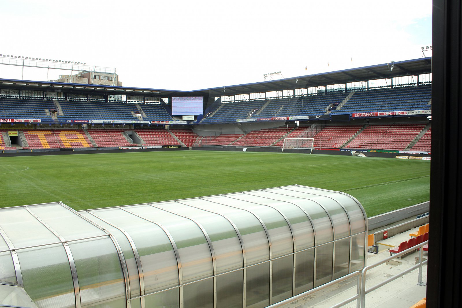 Sparťanský stadion na pražské Letné při nedávném derby otestoval novinku: wi-fi zdarma pro všechny fanoušky. Má jednak nahradit při zápasech přetížené mobilní sítě, jednak posloužit jako základ pro nové služby, které Sparta chystá.