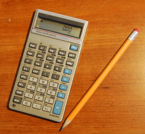 Kalkulátor TI-35 (na obrázku verze TI-35 Plus) byl vůbec první aplikací mikrokontroléru TMS 1000.