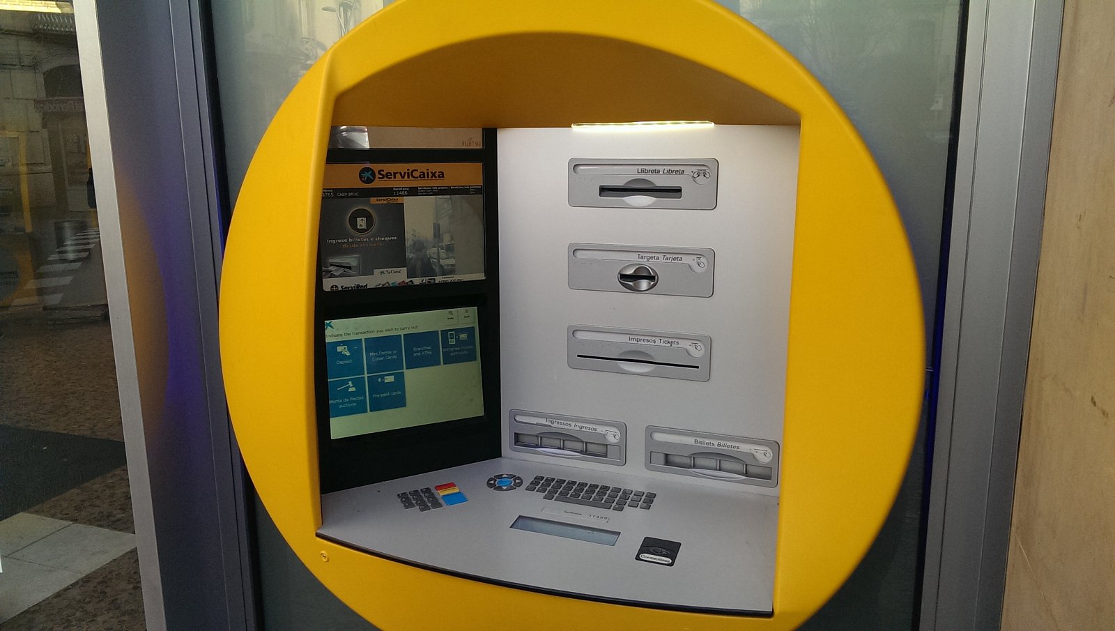 Barcelonské banky už přechází na bezkontaktní bankomaty.