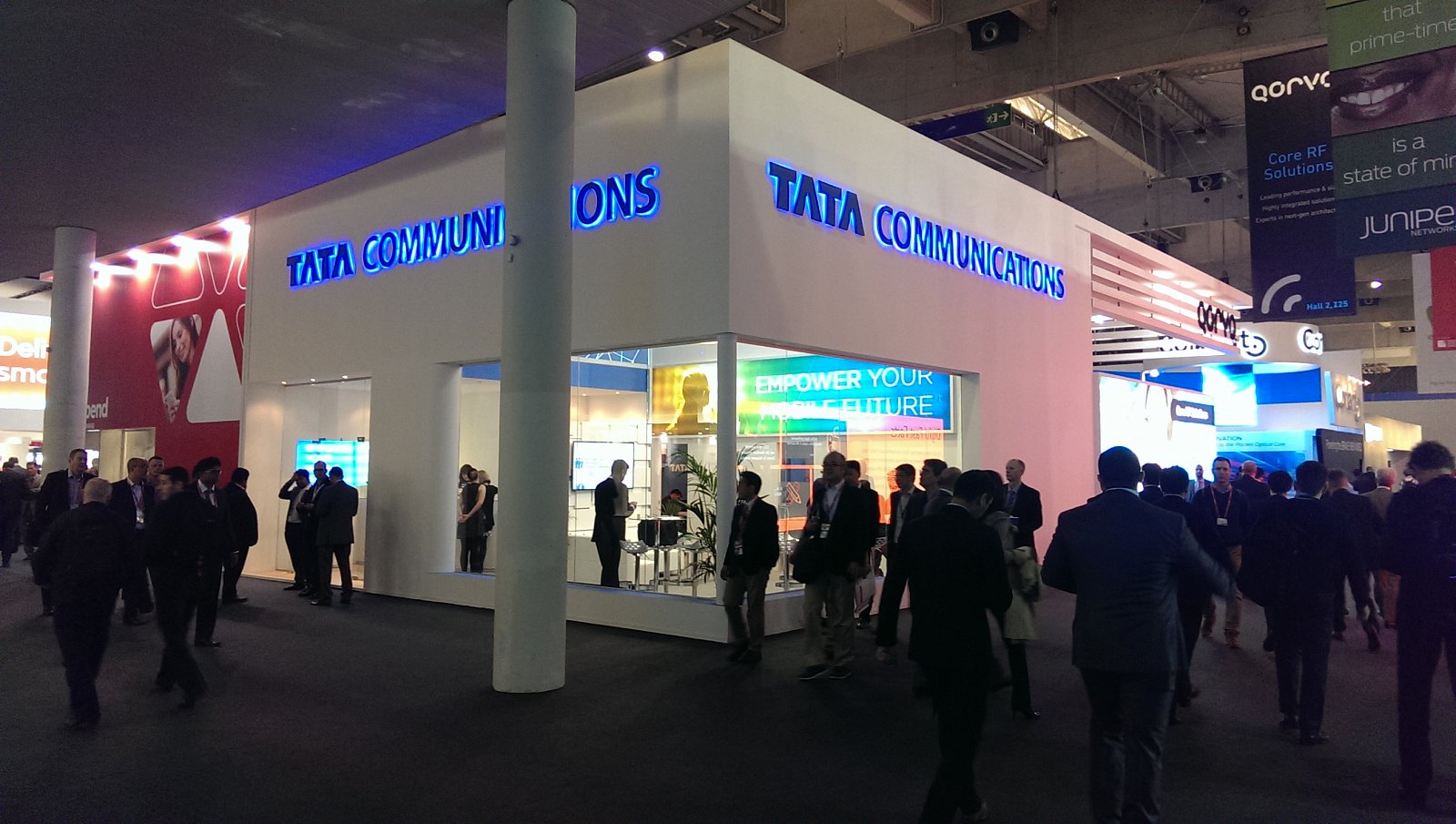 Asijské firmy táhnou mobilní trh. Své zastoupení tu má i indický kolos Tata.