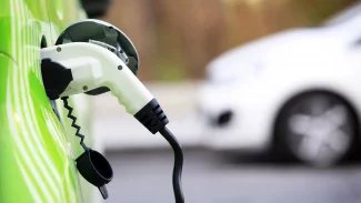 Ambiciózní cíle se rozplývají a svět se probouzí ze snu o elektromobilitě. Po letech „zeleného“ nadšení přichází návrat k pragmatismu