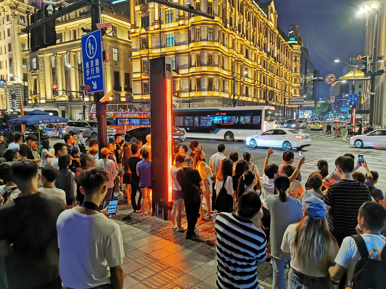 Chytrý a sledující přechod pro chodce v Šanghaji v Číně