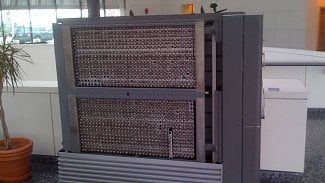 Komponenta sálového počítače IBM 701. Na tomto modelu probíhal Georgetownský experiment.