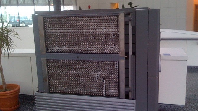 Komponenta sálového počítače IBM 701. Na tomto modelu probíhal Georgetownský experiment.