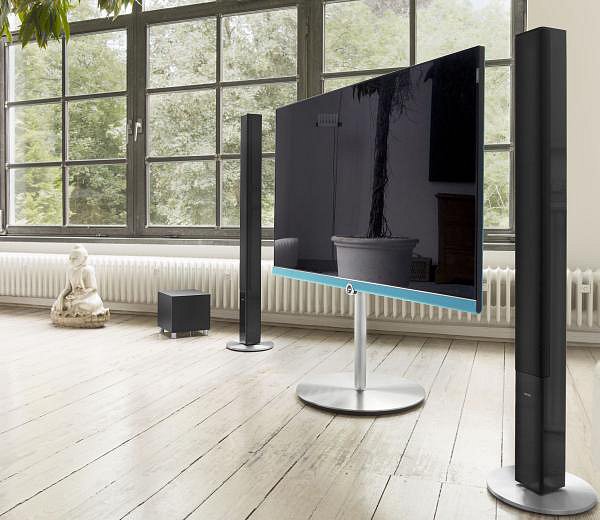 Ultra HD televizor Loewe Connect 55 (115.000 Kč) s úhlopříčkou 140 cm (55") a samozřejmě opět zdvojenými tunery.