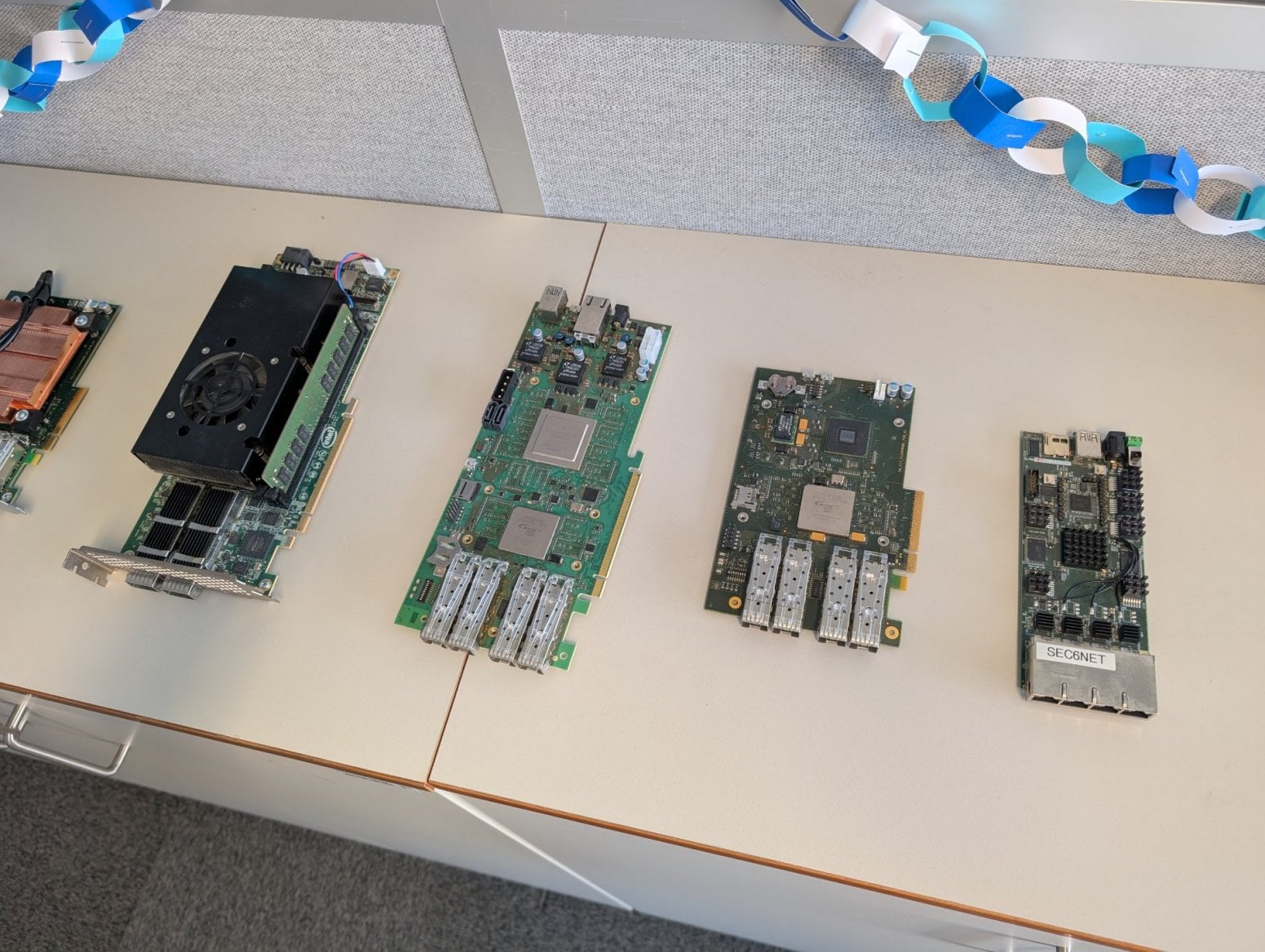 Ukázky FPGA karet v kancelářích Dynanic