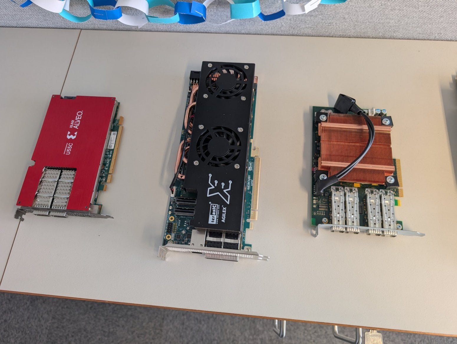 Ukázky FPGA karet v kancelářích Dynanic