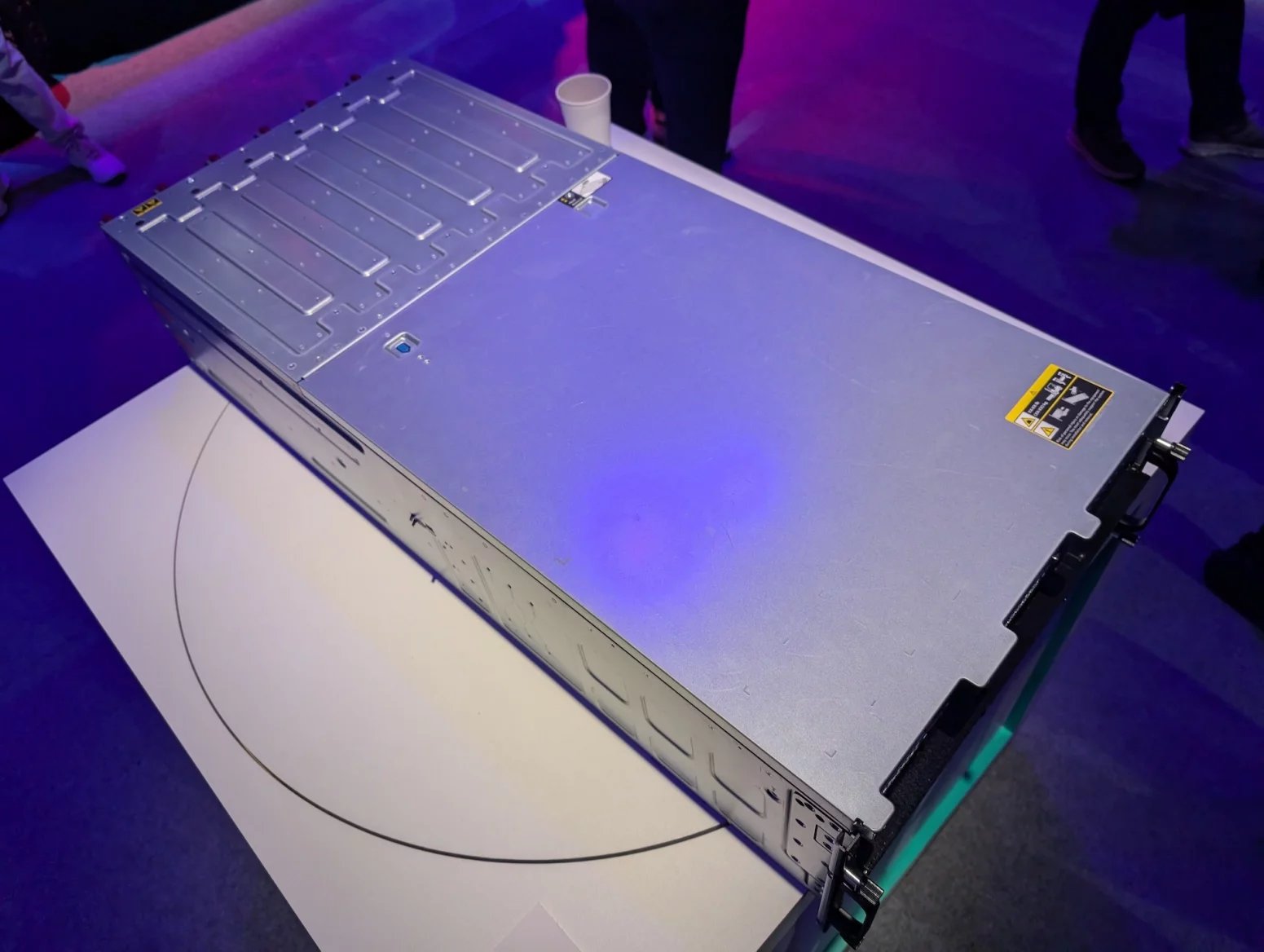 Server HPE ProLiant XD685 s čipy Nvidia H200