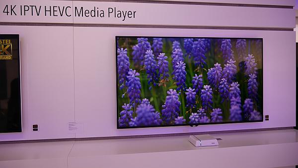 Ona malá bílá krabička (dělá se i v černé) atypických tvarů je Vestel 4K IPTV HEVC Media Player určená pro příjem streamovaného videa v Ultra HD.