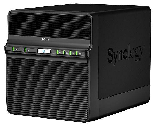 I když to možná nevypadá, DS414j není nijak velký. Základna má 168 x 230 mm, výška je pouhých 184 mm.