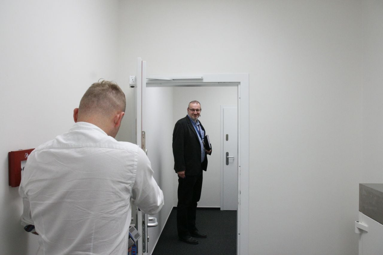 Security operations centrum není přímo přístupné z ulice ani sousedícího vnitrobloku, před vstupem je navíc potřeba překonat tři koridory – úvodní chodbu, bezpečnostní „přepouštěcí“ komoru a prosklenou chodbu pro návštěvy.