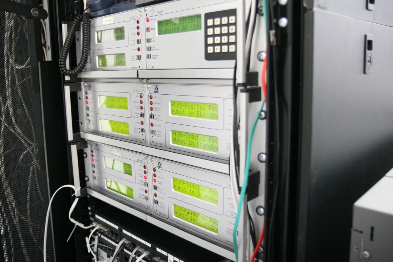 Kvůli řadě konzervativních zákazníků je třeba udržovat i různé analogové "legacy" technologie.