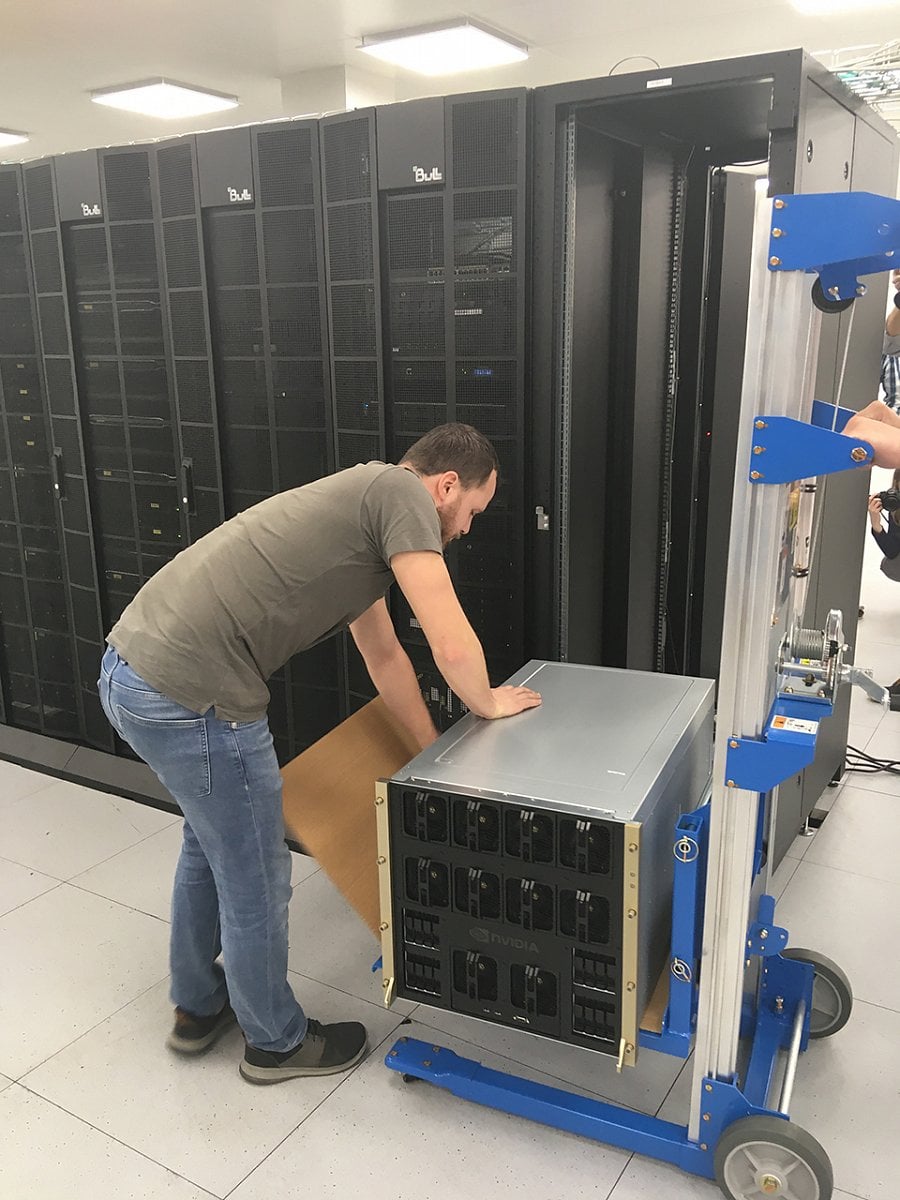 Spuštění superpočítače Nvidia DGX-2 na IT4Innovations v Ostravě