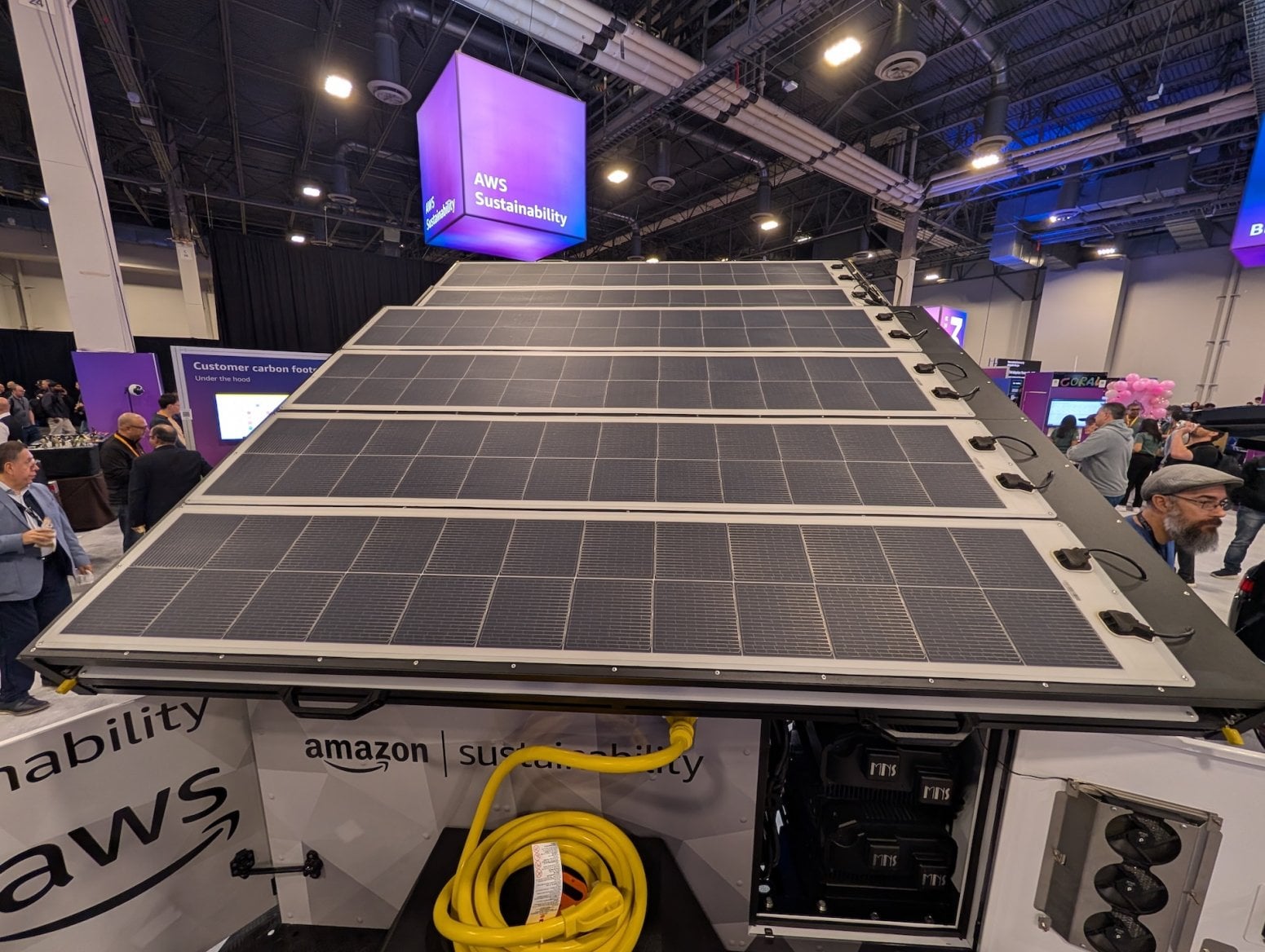 Auto Rivian R1S s mobilním připojením k internetu od AWS