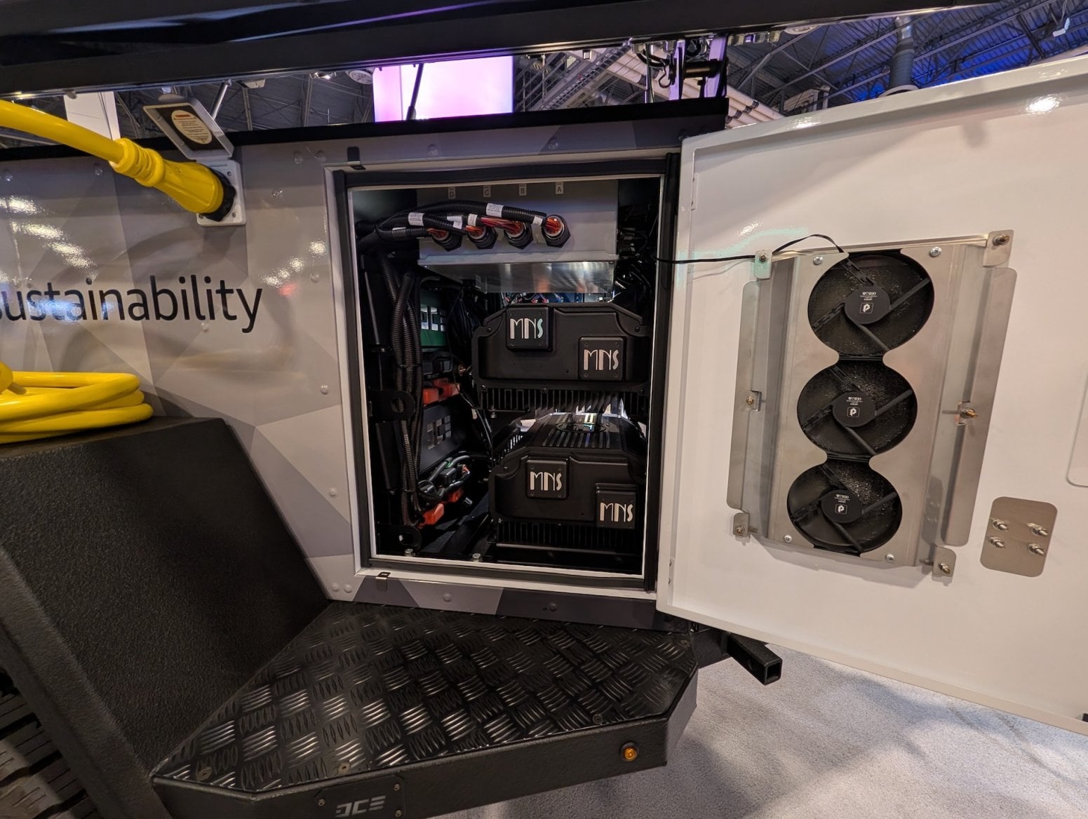 Auto Rivian R1S s mobilním připojením k internetu od AWS