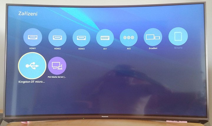 Server pro DLNA se objeví v části Domov, Zařízení.