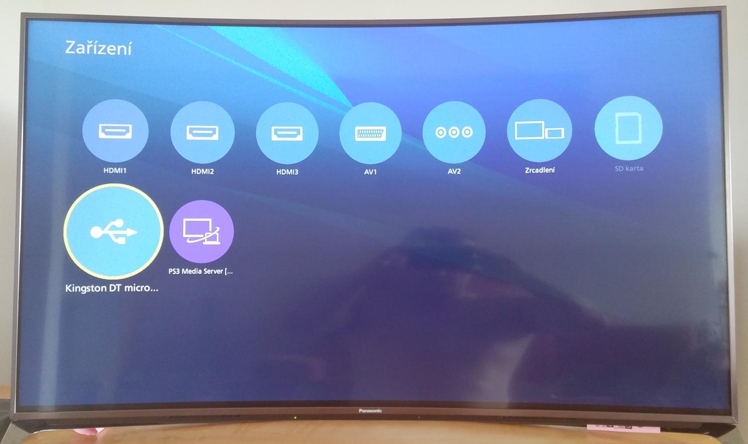Server pro DLNA se objeví v části Domov, Zařízení.