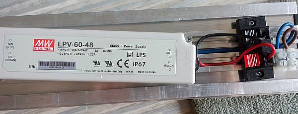 Ledeos Linear – zdroj je připevněn na profilu shora, ale můžete si pořídit i verzi bez něj, resp. ho umístit jinam.