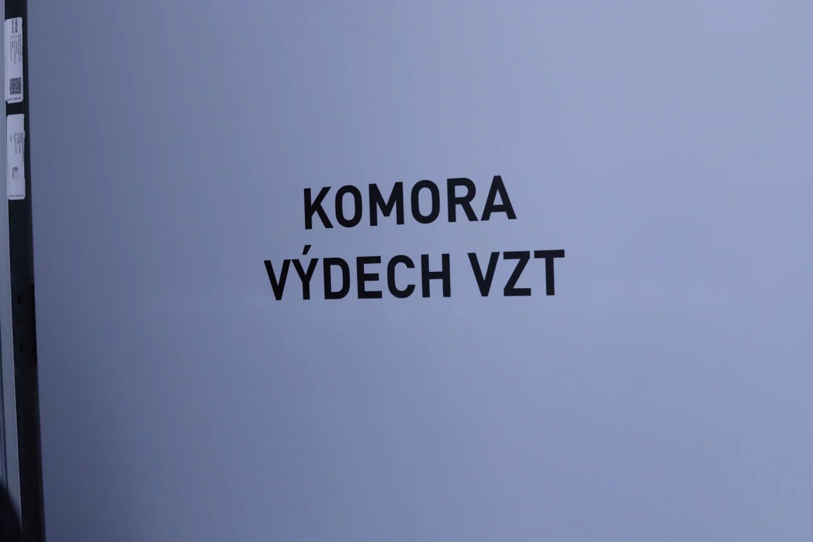 Jde o tzv. přímý freecooling. Venkovní vzduch se proženeme filtry a přivede na sál. Datacentrum si při chlazení „nevyrábí chlad“ kompresory, ale vystačí si s venkovním vzduchem, který zchlazuje jen zachycovanou dešťovou vodou.