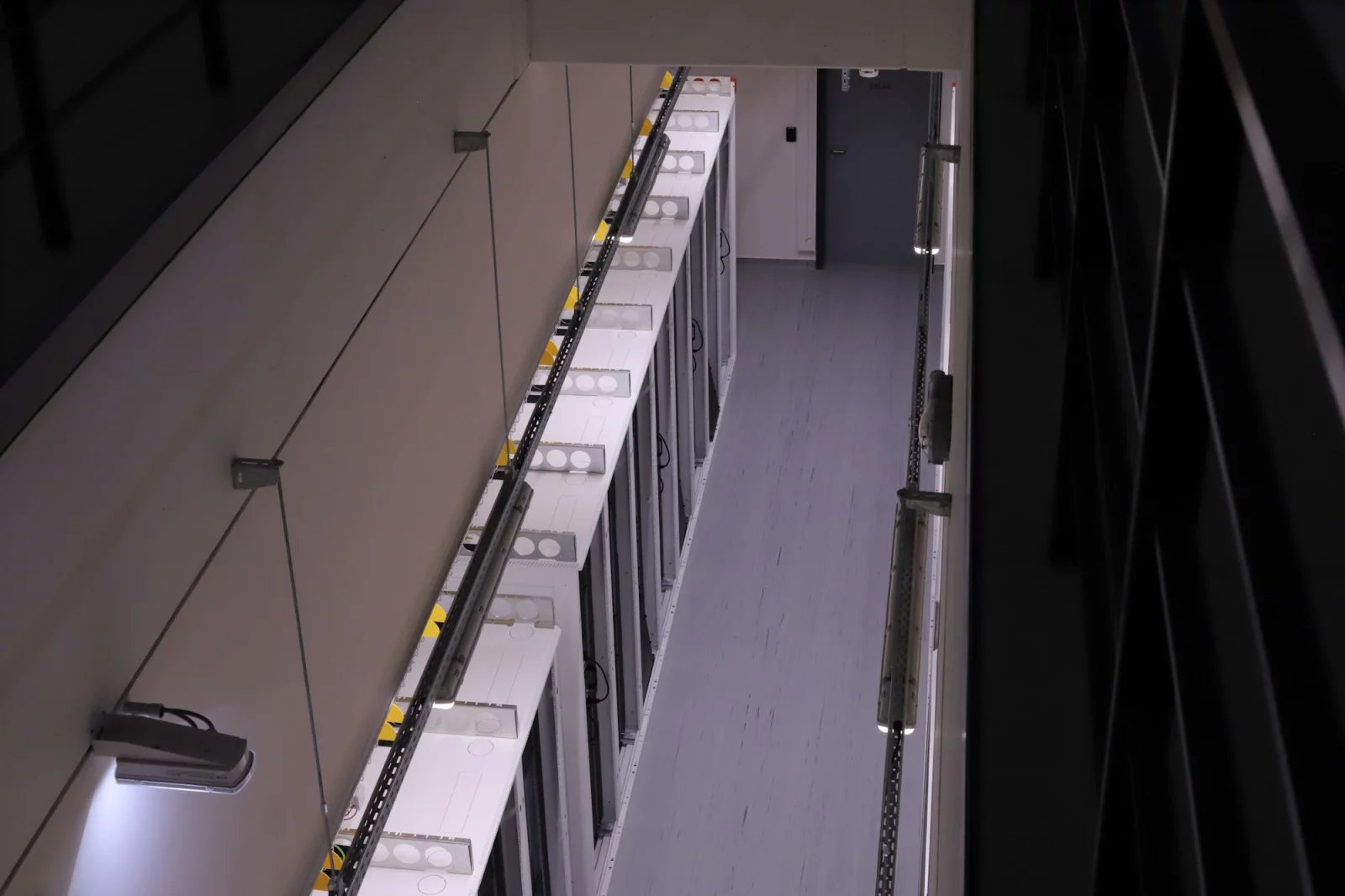 Chladná ulička při pohledu z galerie.