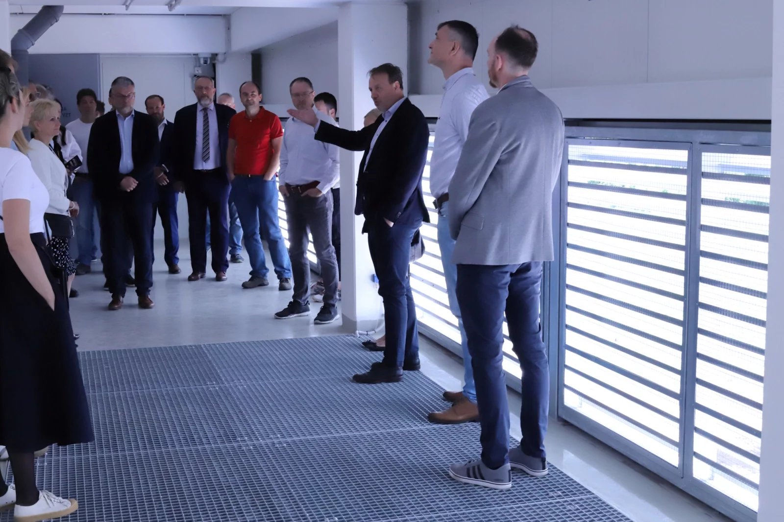 V prostoru na druhé straně galerie jsou v podlaze (pod mřížemi) výstupy z tzv. teplých uliček, odkud ventilátory odsávají ohřátý vzduch. Ten pak vychází průduchy ve zdech přímo ven mimo budovu.