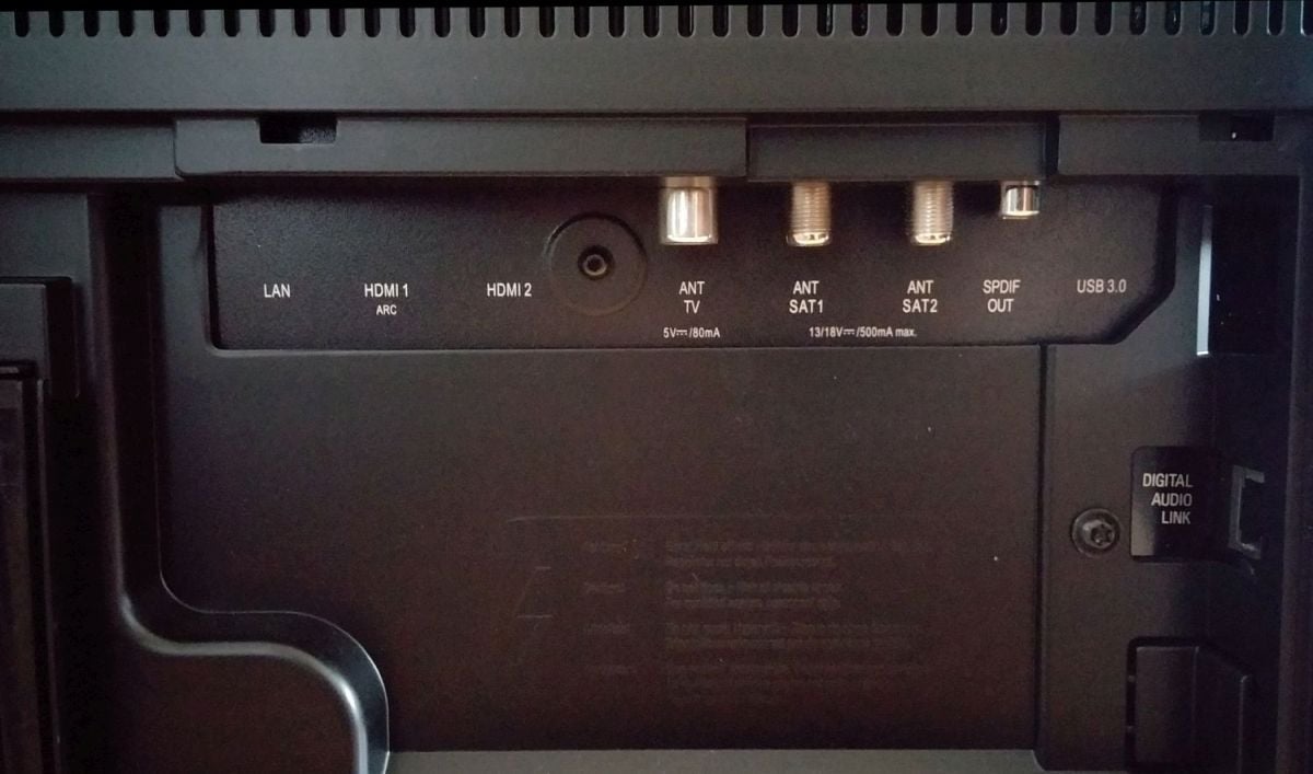 Umístění USB 3.0 je poněkud nešťastné. Kabel pro koaxiální audio výstup si také raději zapojte hned při instalaci...