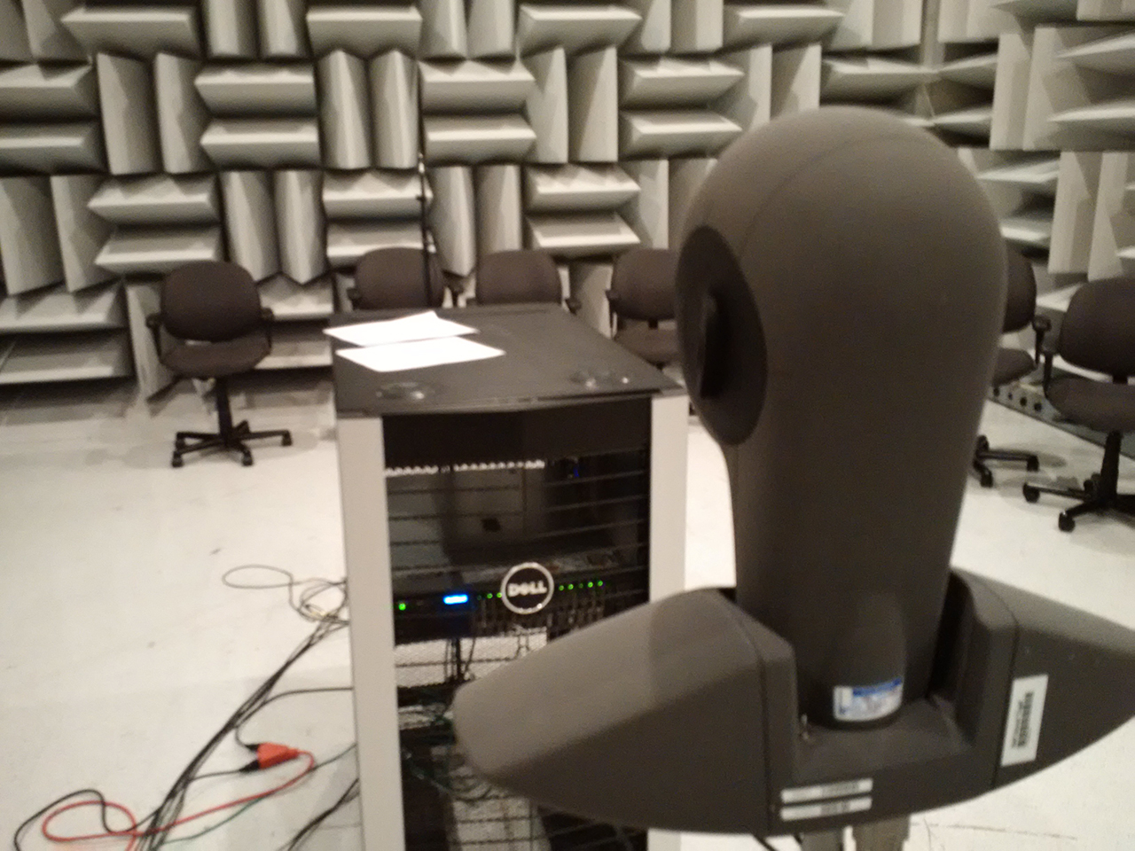 Dell Labs v Texasu. Akustická komora, pomocí které se daří snižovat hlučnost serverů a dalších zařízení do datových center.