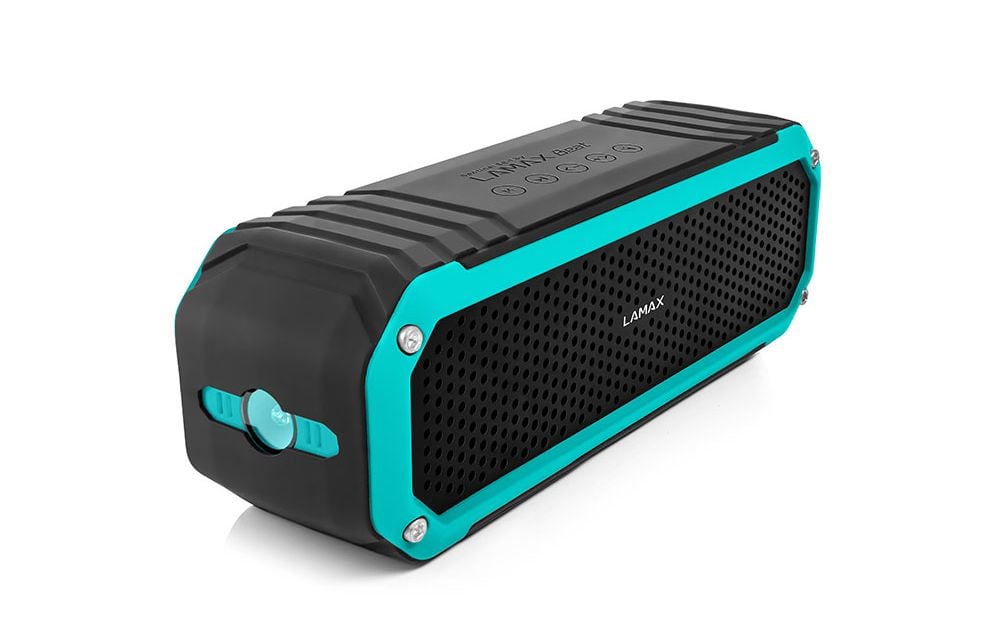 Přes Bluetooth jsem napojil odolný stereo reprosystém se svítilnou Lamax Beat SE-1 a odnesl si ho do koupelny a také před chalupu.