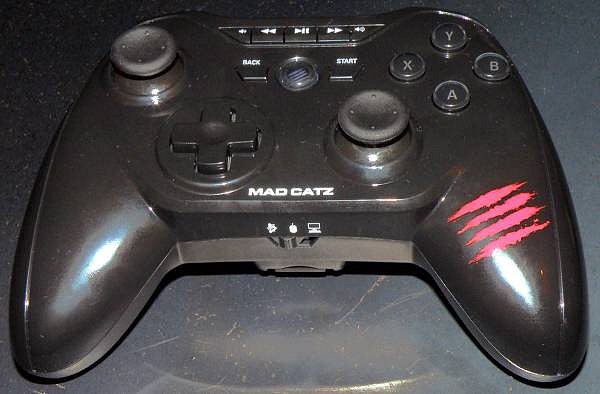 Najít polohovací zařízení kompatibilní s Android TV (Android 5) není triviální o čemž jsem se v testech třech TV sám přesvědčil. TP Vision předvedlo kompatibilitu s gamepadem Mad Catz, který se dá koupit i u nás a který dokáže nahradit i tradiční dálkový ovladač. Mimochodem u Android TV Google zrušil klasický kurzor, což se zatím nejeví právě moudré. Mě to typicky ovládání webové stránky jen komplikovalo…