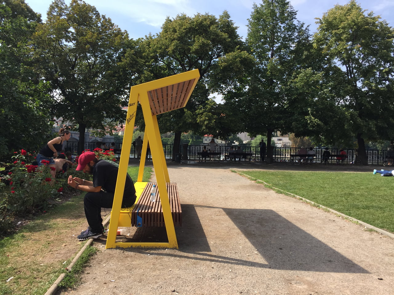 Chytrá lavička smartcité od mmcité u Rudolfina v Praze