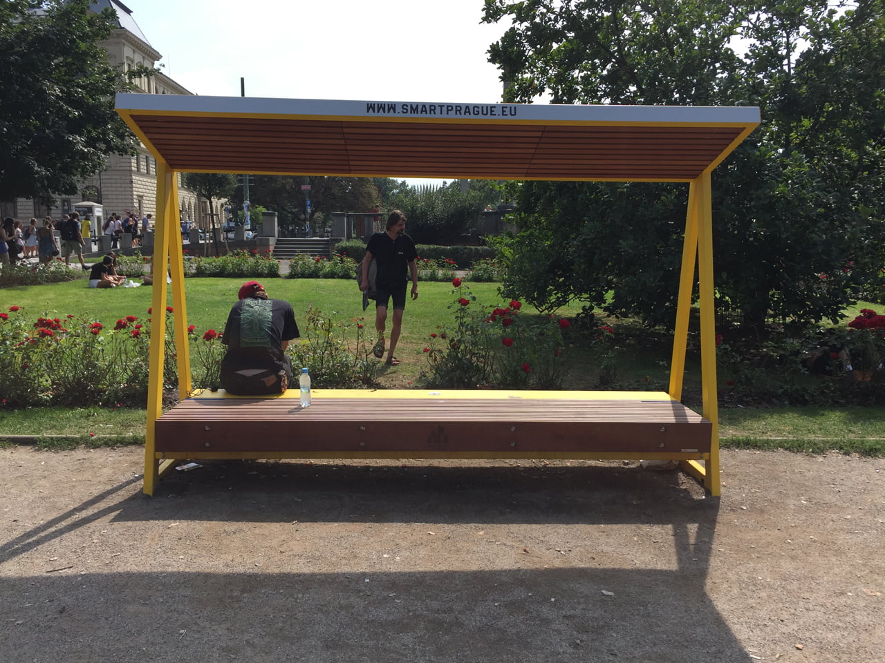 Chytrá lavička smartcité od mmcité u Rudolfina v Praze