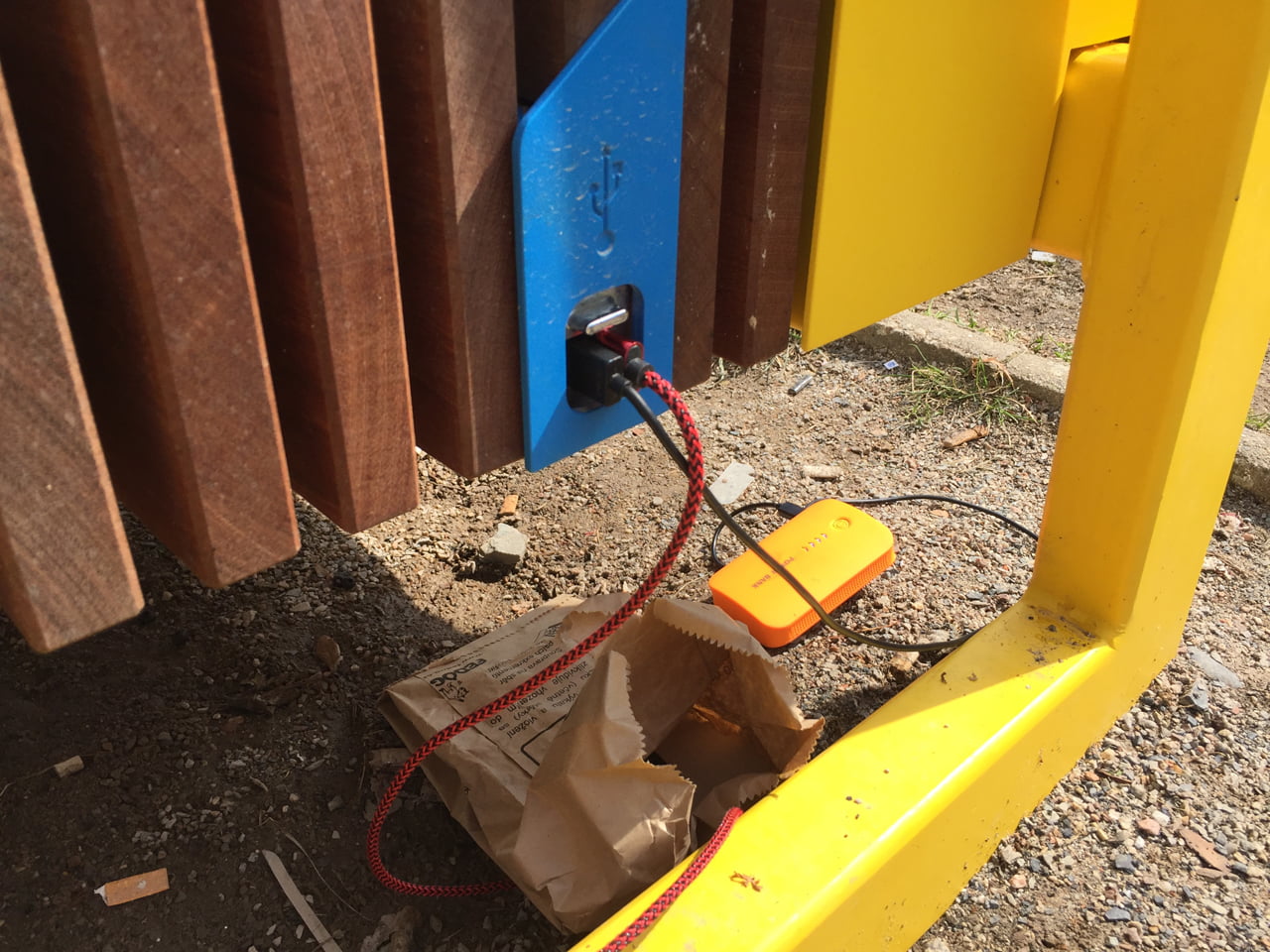 Chytrá lavička smartcité od mmcité u Rudolfina v Praze