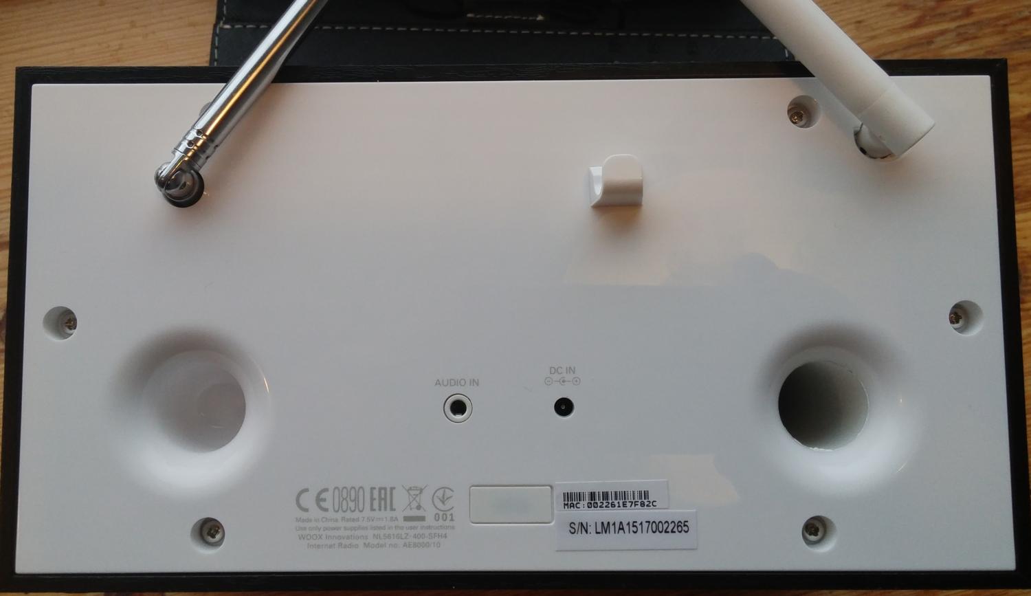 Pokud se na zadní stranu podíváte pozorně, uvidíte ještě zaslepené místo, které skrývá konektor Micro USB sloužící pro aktualizaci firmwaru.