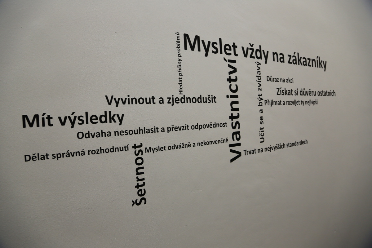 Distribuční centrum Amazonu v Dobrovízi