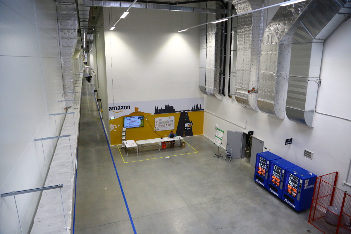 Distribuční centrum Amazonu v Dobrovízi