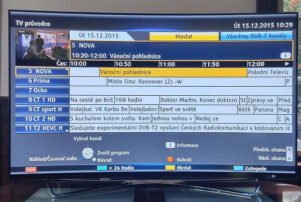 Televizor jde v podstatě umístit kamkoli. A pokud by náhodou byla místnost opravdu hodně světlá, je tu vedle obvyklého režimu Dynamický i speciální režim THX. Na obrazovce jako takové, je vidět jediný náhled na programovou nabídku EPG. Zvuk se při přechodu do ní (a odchodu) nepřeruší a chová se výborně. Televizor je postaven na platformě Viera a nikoli Unix.