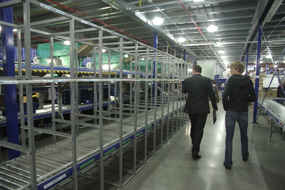 Všichni se připravují na nejhektičtější období v roce. Týden před Vánoci opustí brány skladu denně až 50 tisíc zásilek. Aby nápor zvládli, zavedli začátkem prosince třísměnný provoz. V průběhu roku si přitom vystačí jen s dvěma směnami.