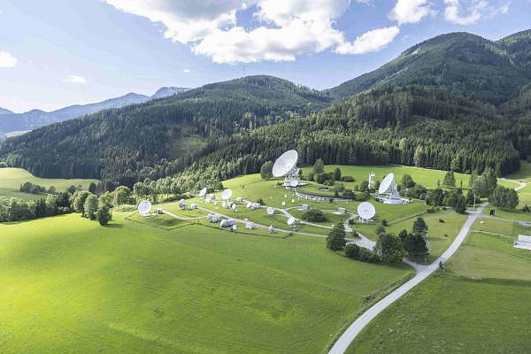 Vysílací satelitní stanice Teleport společnosti Telecom Austria v rakouských Alpách u obce Aflenz odkud se signál Antik Telecom šíří na družici.