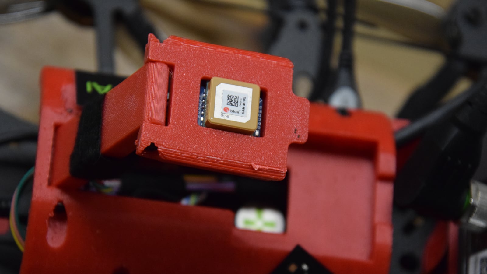 Dron je vybaven čtyřjádrovým počítačem.