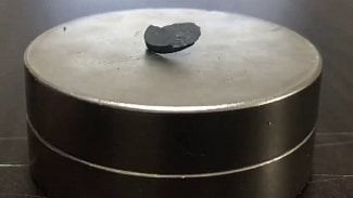Supravodivý materiál při pokojové teplotě LK-99
