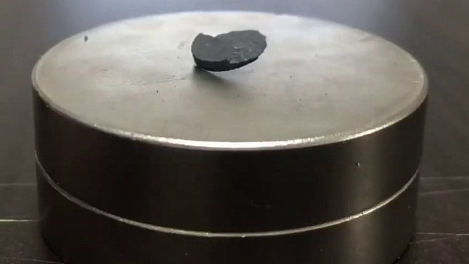 Supravodivý materiál při pokojové teplotě LK-99