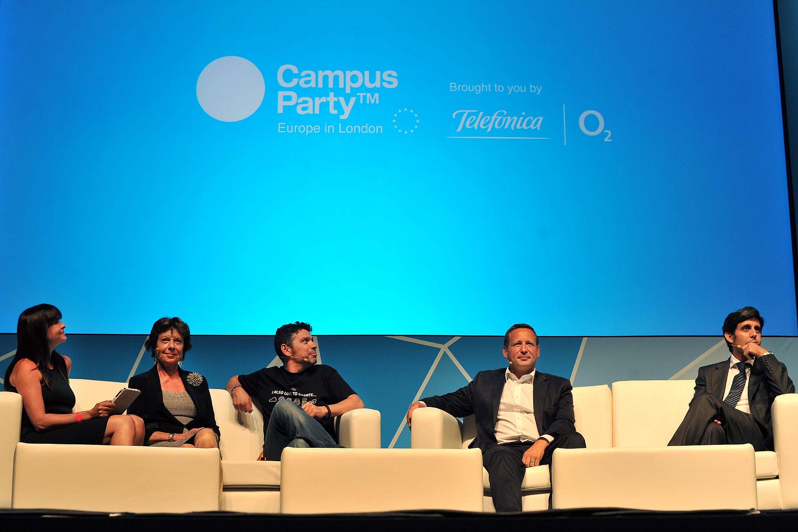 Druhá zleva místropředsedkyně Evropské komise Neelie Kroesová, zakladatel Campus Party Paco Ragageles, britský ministr kultury, komunikací a kreativního průmyslu Ed Vaizey, provozní ředitel Telefóniky Jose Maria Alvarez Pallete.