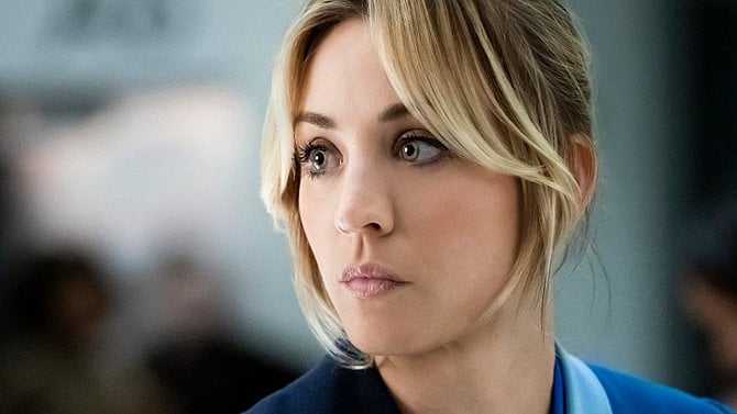Kaley Cuoco v seriálu Letuška na HBO Max