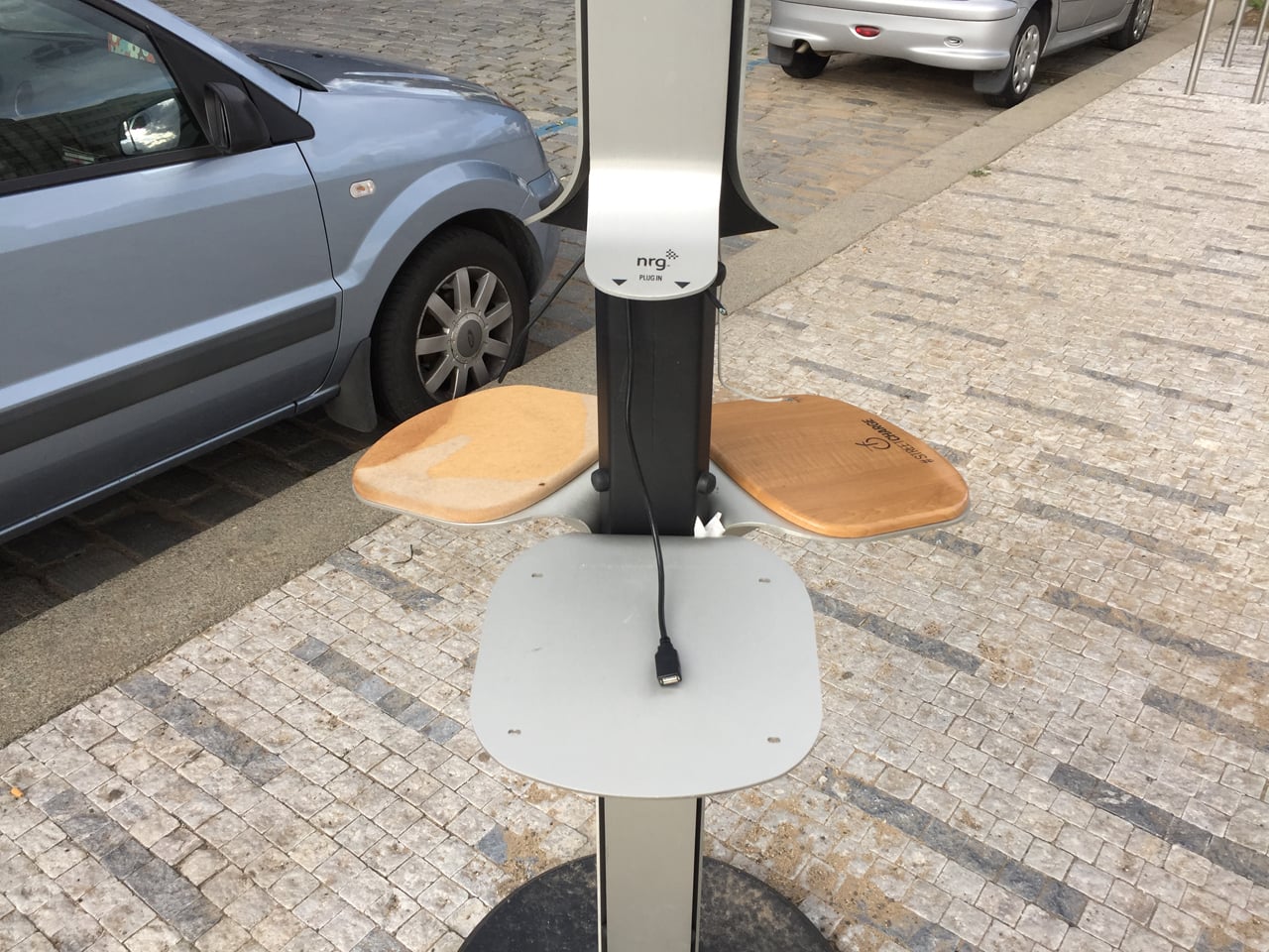 Nabíjecí stanice NRG Street Charge na Praze 6