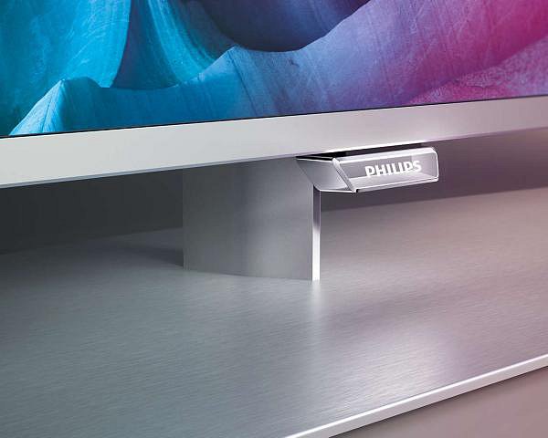 Hezký detail nohy, kovového podstavce a části s logem Philips, které se po zapnutí rozsvítí. Světlo se ale dá utlumit, či zcela vypnout.