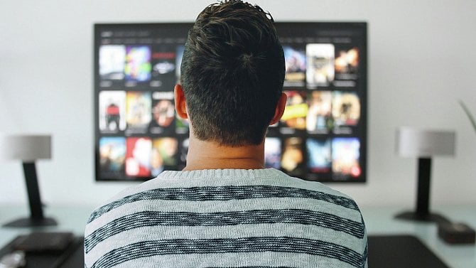 Sledování televize, divák - ilustrační foto